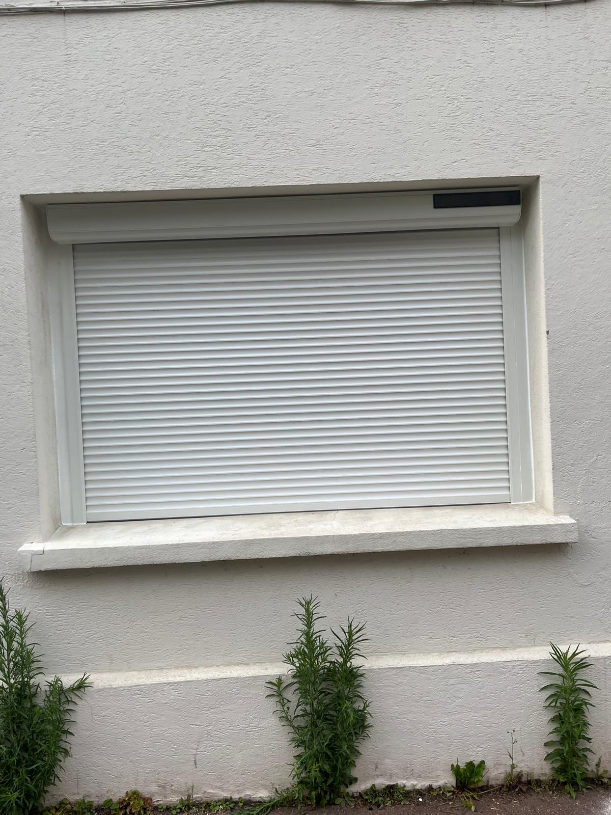 Volet roulant électrique intégré avec télécommande et motorisation silencieuse